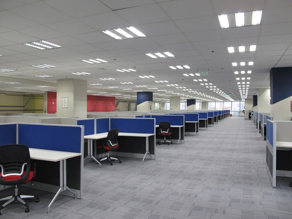 Image of a modern call center with AI integration.