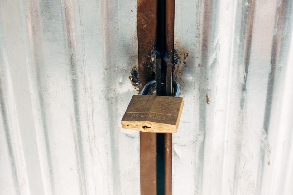 A dramatic stream of bright light entering a dark room through a keyhole, a metaphor for gaining clarity and insight into the secret of SEO pricing.